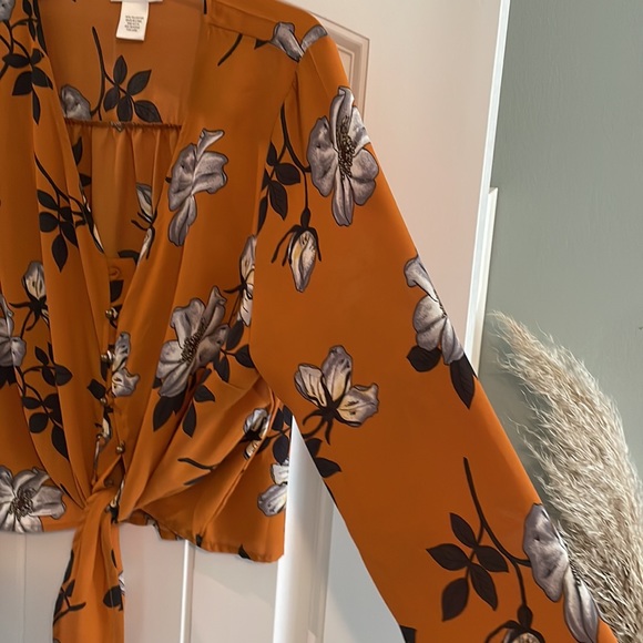 Top - Picture 2 of 2